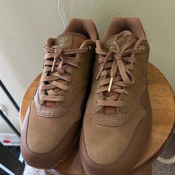 NWOT Women’s Brown Air Max - Picture 2 of 3